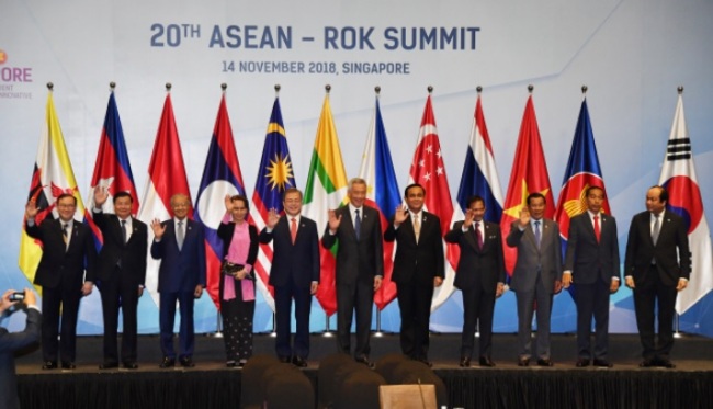 Leaders of the 10 countries of the Association of Southeast Asian Nations pose for a photo at the 20th ASEAN-Republic of Korea Summit held in Singapore on Nov. 14. (Yonhap)