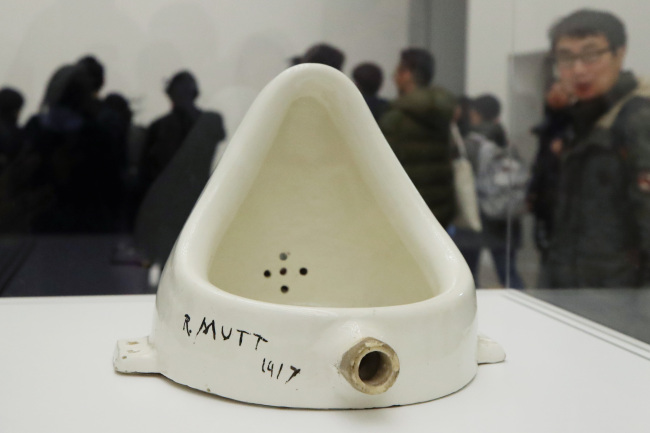 The 1950 replica of Marcel Duchamp’s original “Fountain” in 1917 is part of his retrospective exhibition at the National Museum of Modern and Contemporary Art‘s Seoul branch. (Yonhap)