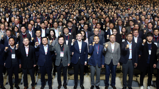 LG Group Chairman and CEO Koo Kwang-mo (center) poses for a photo with employees. (LG)