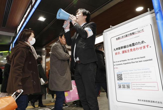 A staff of West Japan Railway Company updates the operation information for stranded passengers as an earthquake stopped and delayed some train services at JR Hakata station in Fukuoka, western Japan, Thursday. (AP-Yonhap)