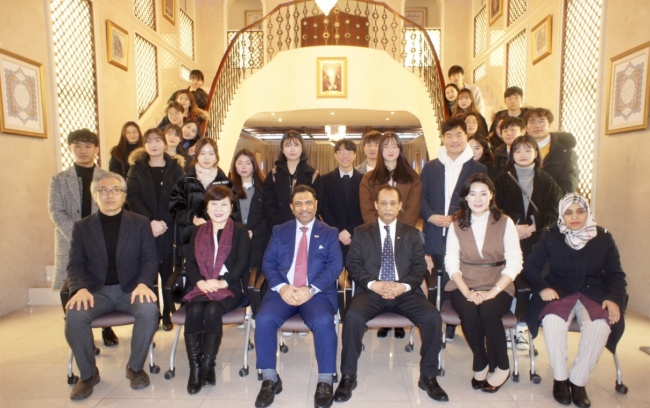 Korean university students, Omani Ambassador to Korea Mohamed Alharthy (front, third from left) and educators pose at the Omani Embassy in Seoul after an inaugural lecture on Oman. (Omani Embassy)
