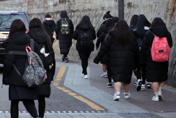 Middle and high school students wear bench parkas, a popular must-have fashion item and status symbol in Korea.(Yonhap)