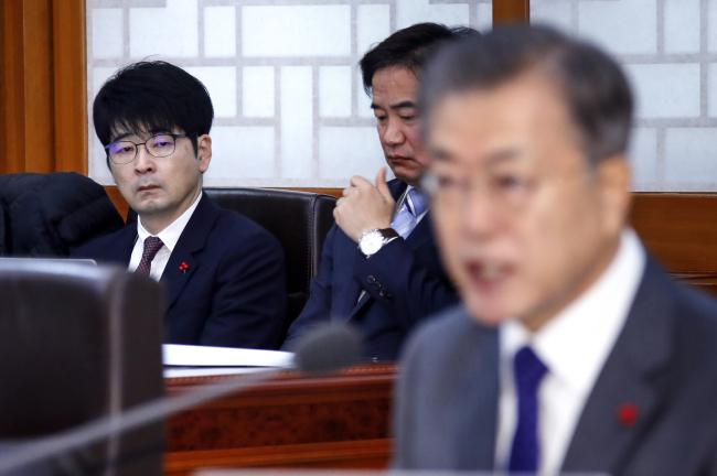 Tak Hyun-min (left) seen at the Cabinet meeting on Jan. 8. Yonhap