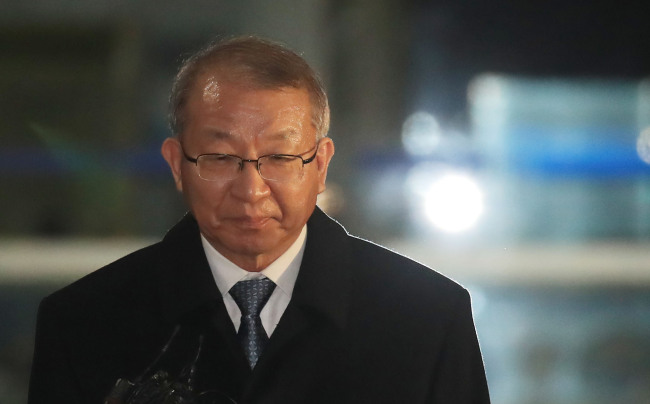 Former Supreme Court chief Yang Seung-tae seen after the first questioning on Jan. 11. Yonhap