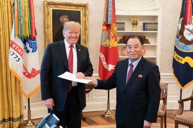 North Korean envoy Kim Yong-chol presents US President Donald Trump a letter from North Korean leader Kim Jong-un on Friday in the Oval Office. (Yonhap)