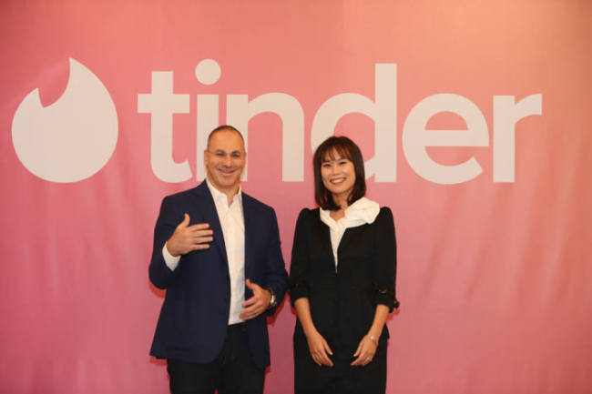 Tinder CEO Elie Seidman(left) and Lyla Seo, Tinder`s regional director in East Asia. Tinder