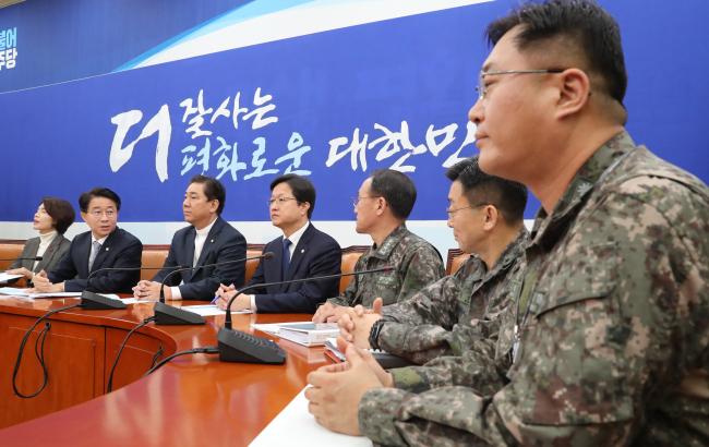 Military officers meet with lawmakers of the ruling Democratic Party at the National Assembly in Seoul on Thursday. Yonhap