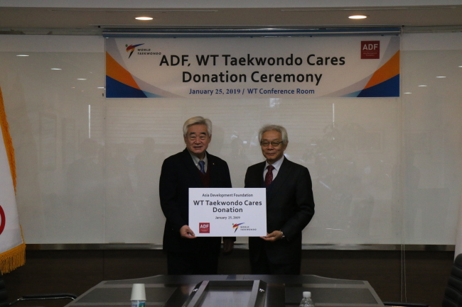 WT President Choue Chung-won (left) poses with Cho Nam-chul, executive director of the Asia Development Foundation, at the WT headquarters in Seoul on Friday. (World Taekwondo)