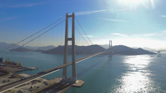 South Korea’s longest Yi Sun-sin Bridge, connecting Gwangyang and Yeosu at a distance of 2,260 meters, is built with Posco’s plates and wire rods. (Posco)