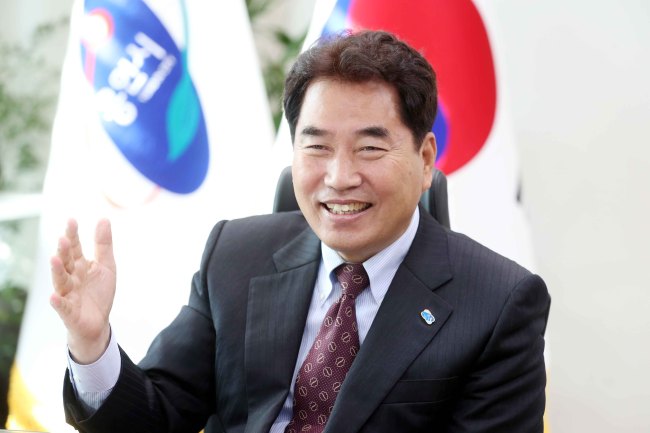 Mayor Baek Kun-ki speaks during an interview on Jan. 19 in his office in Yongin, Gyeonggi Province (Yongin city government)