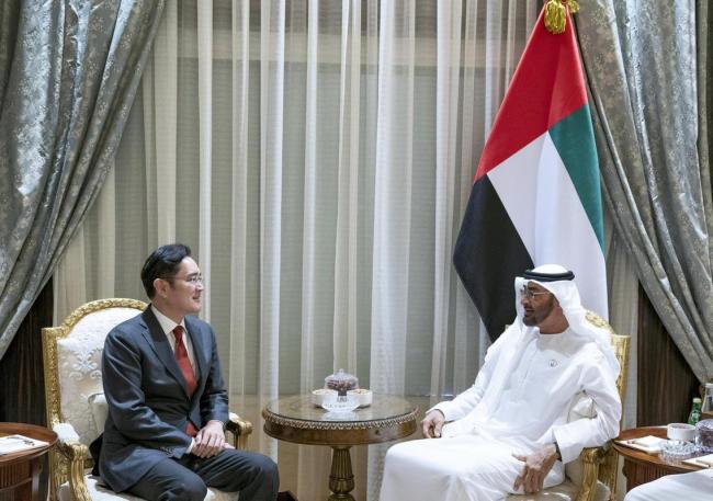 Samsung Vice Chairman Lee Jae-yong holds a discussion with Crown Prince Mohammed bin Zayed Al-Nahyan in Abu Dhabi on Monday. (Yonhap)