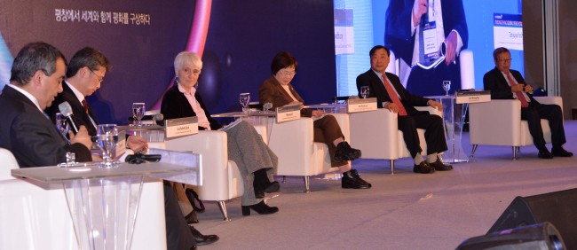 IPB co-President Lisa Clark (third from left) attends a roundtable talk at the PyeongChang Global Peace Forum 2019 in PyeongChang, Gangwon Province, on Feb. 9. (Chung Hee-cho/The Korea Herald)