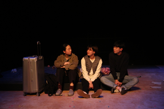 Actors perform “Kill Ahn Young-ho” on Thursday at Doosan Art Center (DAC)