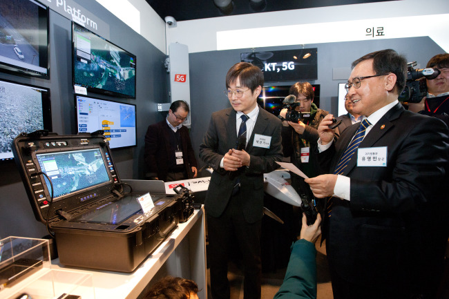 ICT Minister Yoo Young-min(right) operates 5G-powered drone in Kt`s Gwacheon office. Yonhap