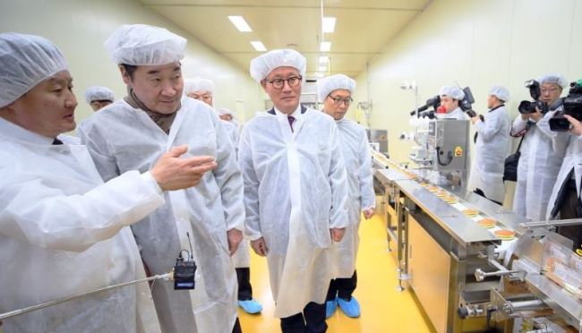 Prime Minister Lee Nak-yon looks around a food processing factory in Buyeo, South Chungcheong Province, on Feb. 22, 2019. (Yonhap)