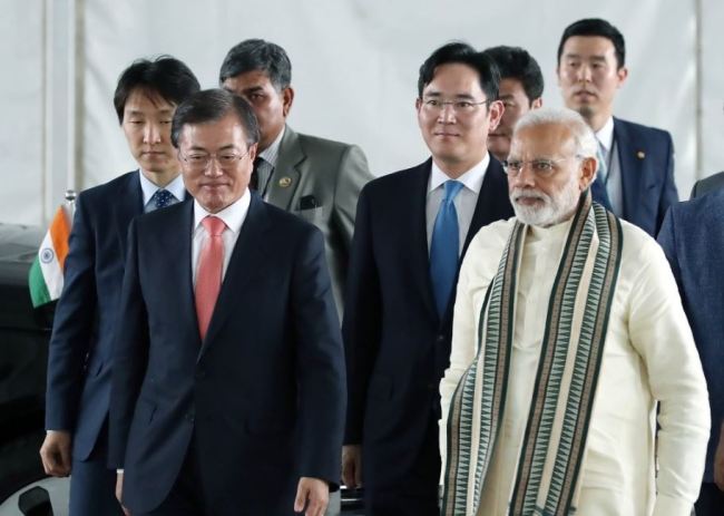 South Korean President Moon Jae-in (left), Indian Prime Minister Modi (right) and Samsung Electronics Vice Chairman Lee Jae-yong (center) walk to attend the ceremony to mark the completion of Samsung`s smartphone plant in Noida on Monday. (Yonhap)