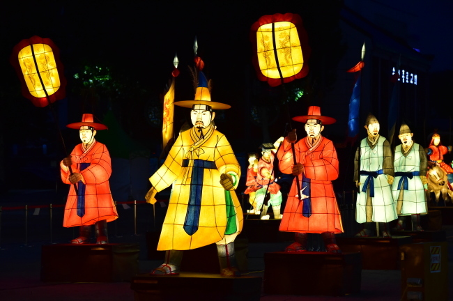 Suwon Culture Night features various programs that visitors can enjoy into the night. (Suwon City)