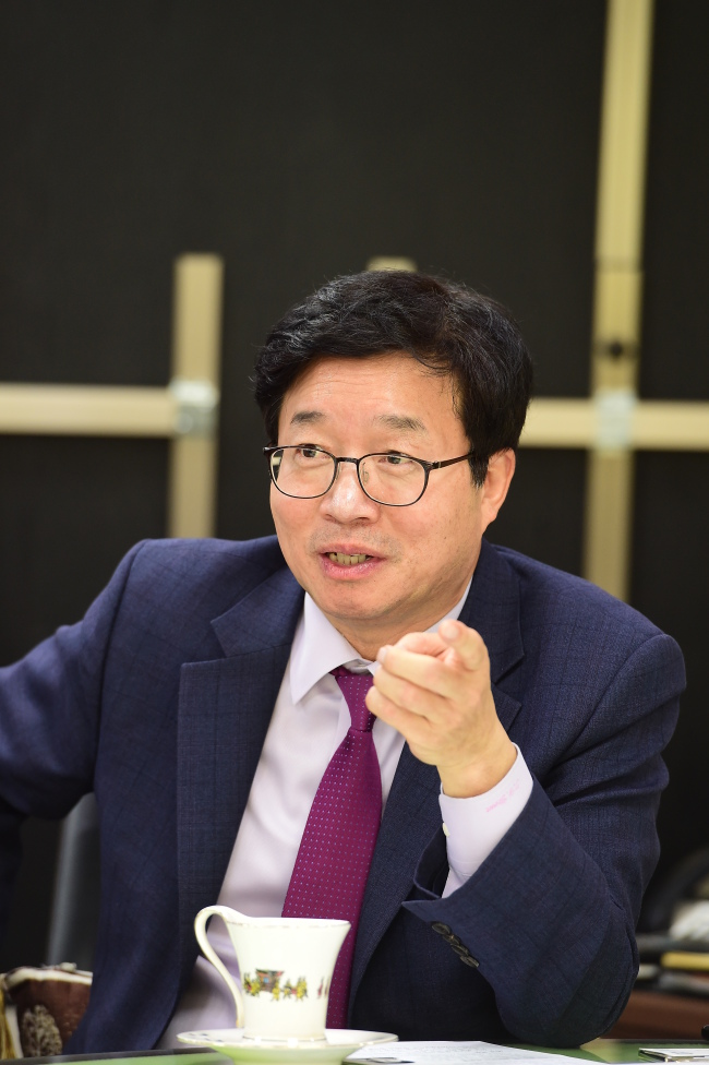 Suwon Mayor Yeom Tae-young speaks during an interview at his office in Suwon, Gyeonggi Province. (Suwon City Government)