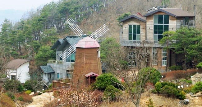 This photo shows the country house in Wonju, Gangwon Province where a contractor reportedly hosted parties to offer sexual services to high-ranking officials. (The Korea Herald DB)