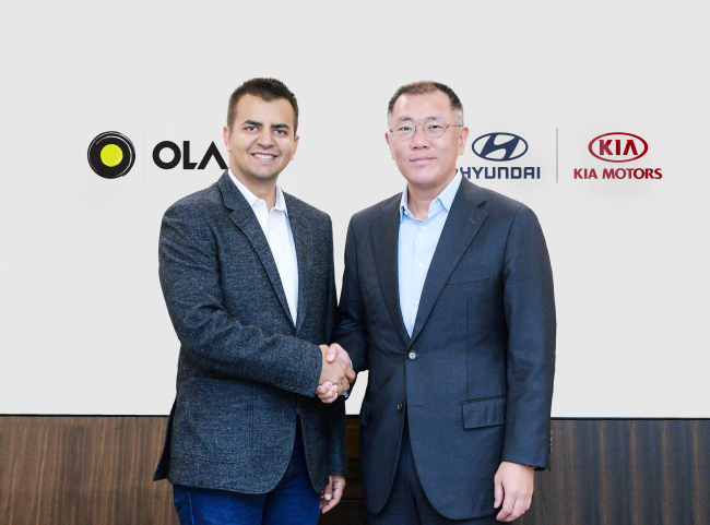 Chung Eui-sun (right), executive vice chairman of Hyundai Motor Group, and Bhavish Aggarwal, co-founder and CEO of Ola (Hyundai Motor)