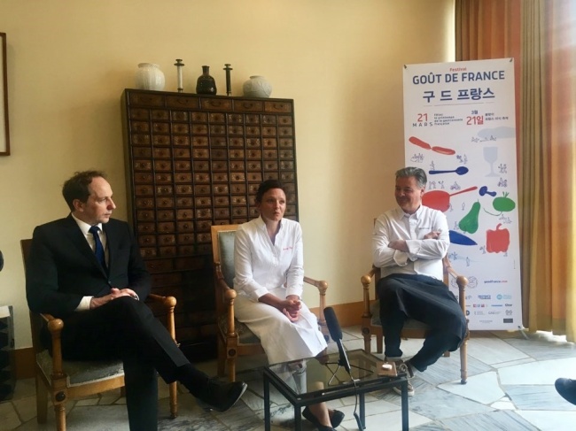 From left: French Ambassador to Korea Fabien Penone and chefs Fanny Rey and Guillaume Sourrieu speak at a press conference Wednesday at the French Embassy in central Seoul. (Im Eun-byel/The Korea Herald)