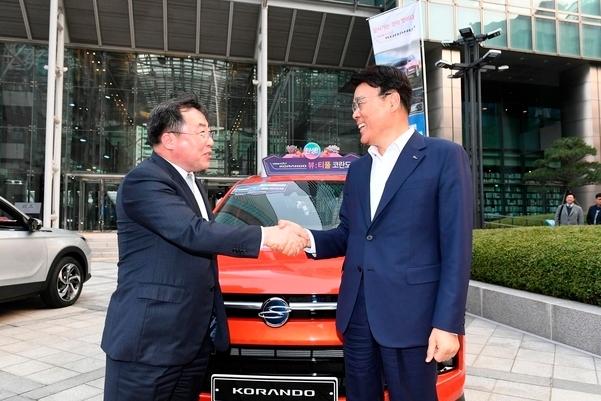 Posco Chairman Choi Jeong-woo (right) and SsangYong Motor's Vice President Yea Byung-tae (Posco)