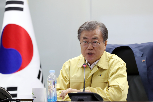 President Moon Jae-in holds emergency meeting at 00:20 a.m. on Friday. (Yonhap)