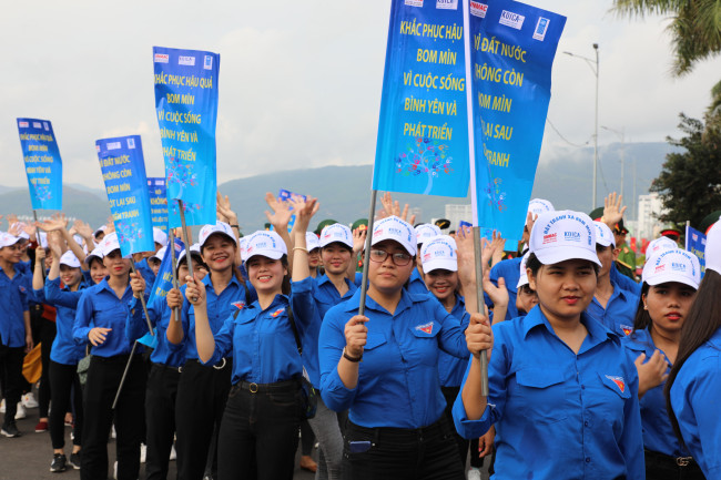 Vietnamese people participate in the event to raise awareness about land mines, hosted by KOICA on Thursday. (KOICA)