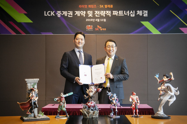 Riot Games Korea Country Representative Jaysen Park (left) with SK Telecom’s head of MNO business Yoo Young-sang (Riot Games)