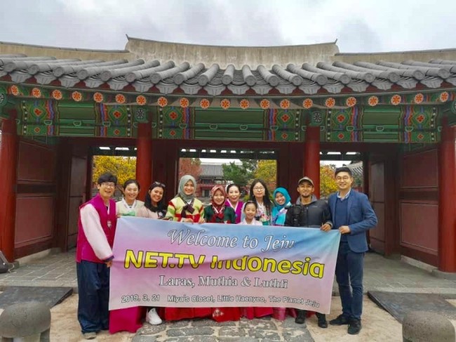 Net.TV Indonesia crew members pose for photos in hanbok. (The Planet Jeju)