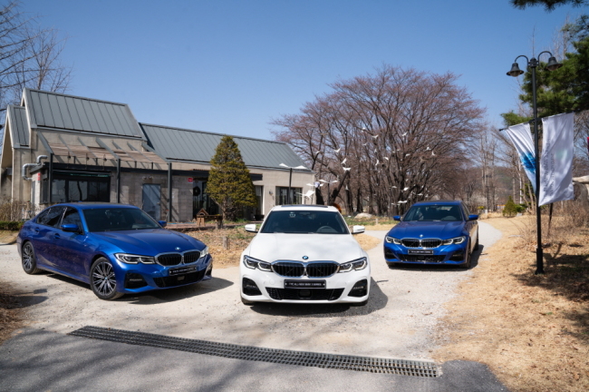 The seventh-generation model of BMW 3 Series drives on the road. (BMW Korea)