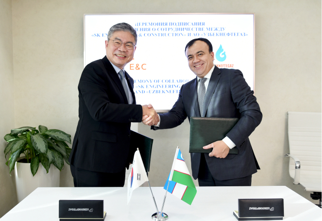 SK E&C President Ahn Jae-hyun (left) shakes hand with Uzbekistan’s UNG Chairman Sidikov B.B after clinching an agreement Thursday. (SK E&C)