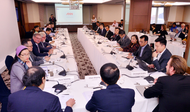 Asia News Network board members celebrate the alliance’s 20th anniversary at a meeting held at Lotte Hotel in Jung-gu, Seoul, Thursday. (Park Hyun-koo/The Korea Herald)