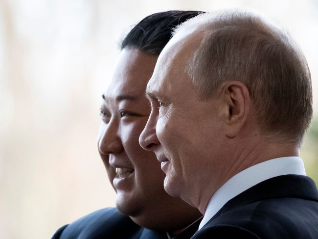 Russian President Vladimir Putin welcomes North Korean leader Kim Jong-un prior to their talks at the Far Eastern Federal University campus on Russky island in the far-eastern Russian port of Vladivostok Thursday. (AFP-Yonhap)