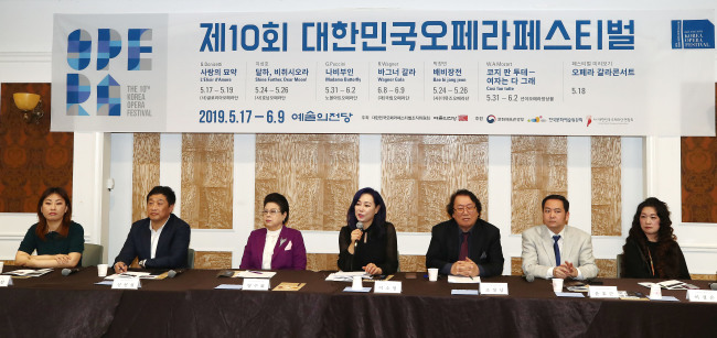 Lee So-young, chairman for the committee in charge of running the 10th Korea Opera Festival, speaks during a press conference Thursday at the Seoul Arts Center. (Yonhap)