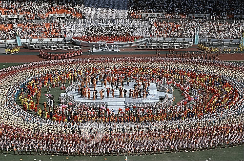 The band Koreana performs “Hand in Hand” during the opening ceremony for the 24th Summer Olympic Games in Seoul on Sept. 17, 1988. The city’s population reportedly exceeded 10 million for the first time in history that year, but dipped below 10 million in May 2016 and has remained there for the past three years. (Yonhap)