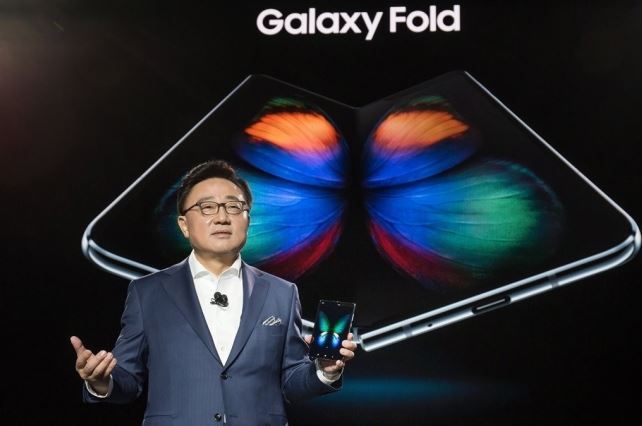 Samsung CEO Koh Dong-jin presents Galaxy Fold in February in San Francisco. (Yonhap)