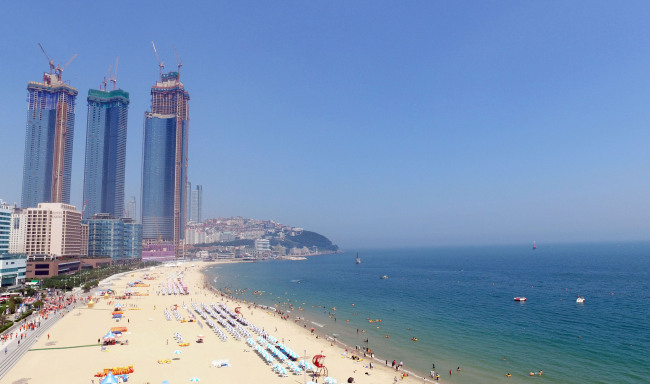 This photo shows Haeundae Beach in Busan, some 450 kilometers south of Seoul, on July 17, 2018. (Yonhap)