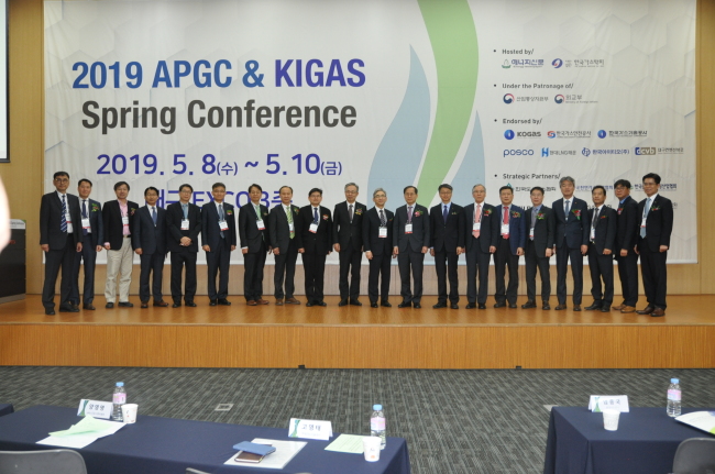 Attendants take a photo at 2019 APGC & KIGAS Spring Conference on Wednesday at Daegu Exhibition and Convention Center. (Korean Institute of Gas)