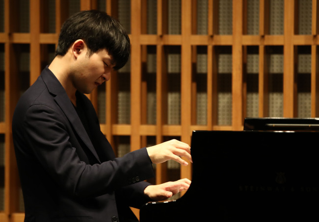 Pianist Sunwoo Yekwon performs the first movement of Robert Schumann’s Fantasie in C Major during a press conference for his nationwide tour “My Clara” held Monday at the culture complex Ode Port in southern Seoul. (Yonhap)