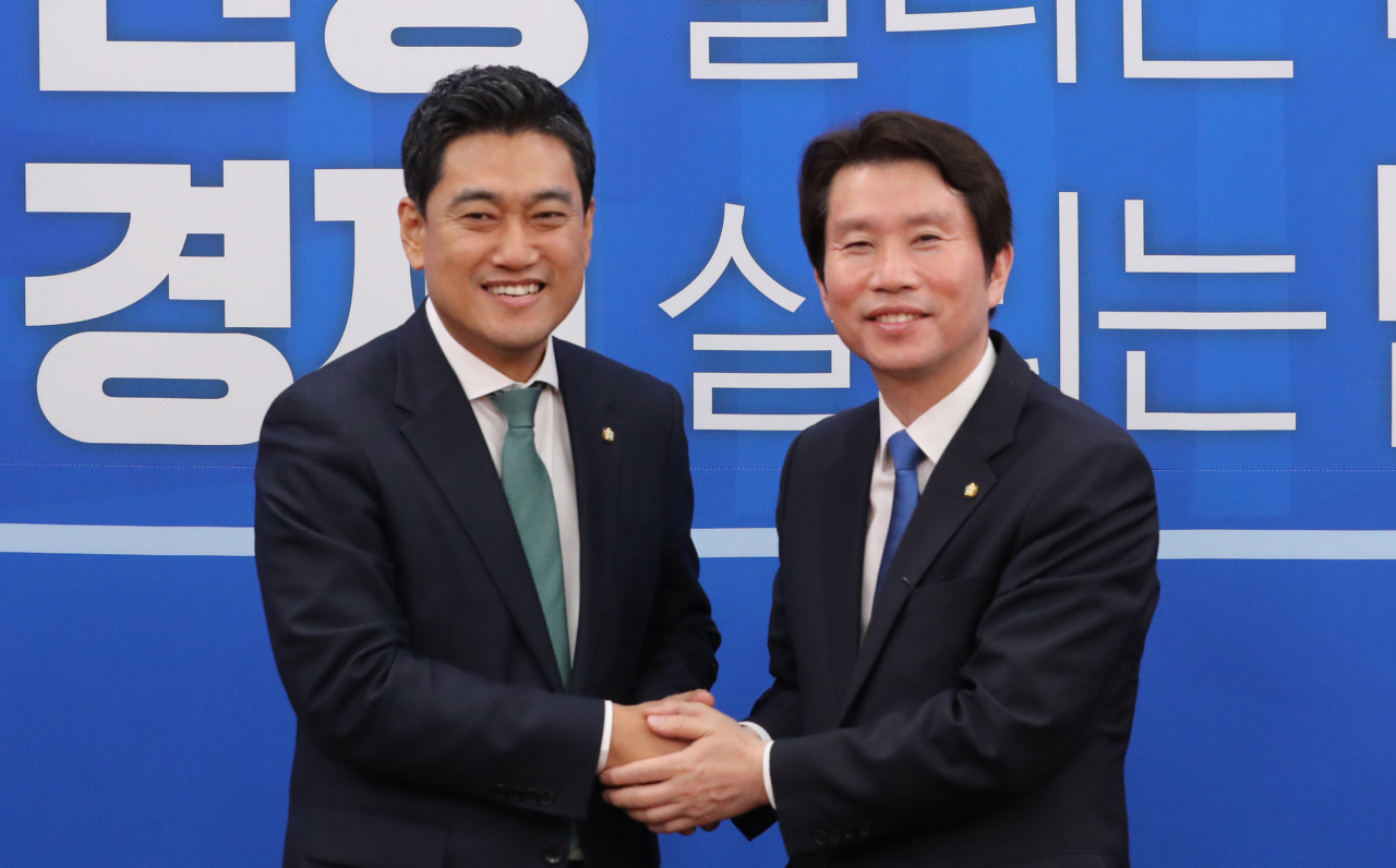 Newly elected Bareunmirae Party Floor Leader Oh Shin-hwan (left) shakes hands with Floor Leader Lee In-young of the ruling Democratic Party during Oh’s courtesy visit to Lee last week. (Yonhap)