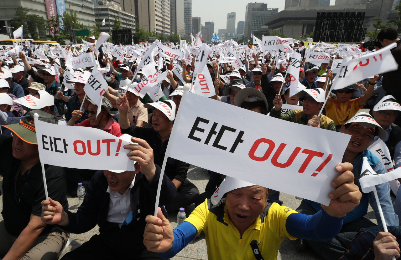 Cab drivers on Friday held a massive rally in central Seoul to denounce Tada car-pooling service for destroying taxi industry. Yonhap