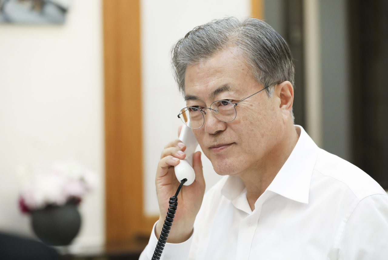 President Moon Jae-in holds phone talks with Crown Prince Mohammed bin Zayed Al Nahyan of the United Arab Emirates (UAE) at Cheong Wa Dae on May 20, 2019, in this photo provided by his office. (Yonhap)