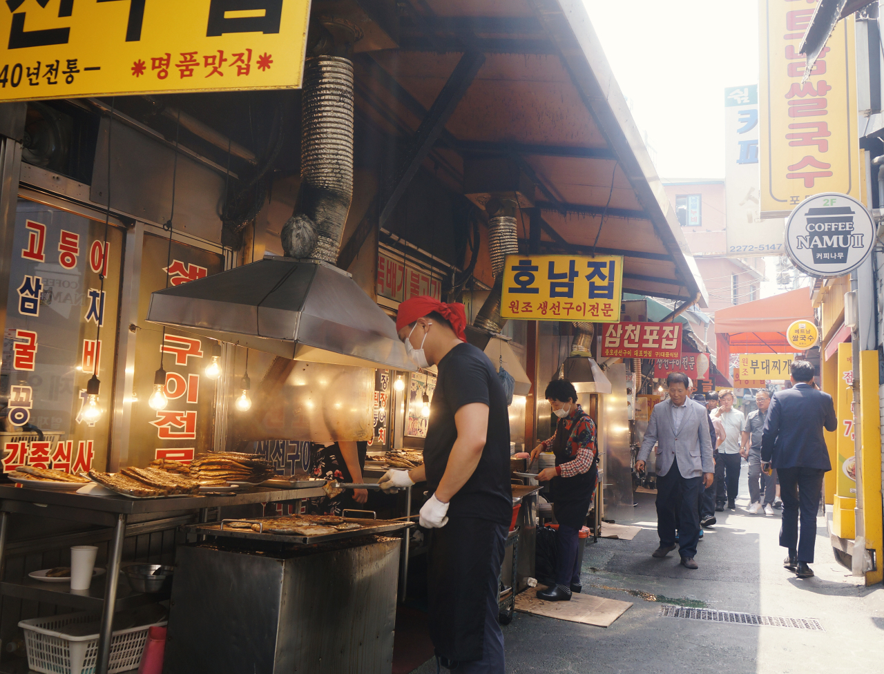 An alley with eateries serving chicken stew and grilled fish. (Lee Sun-hye / The Korea Herald)