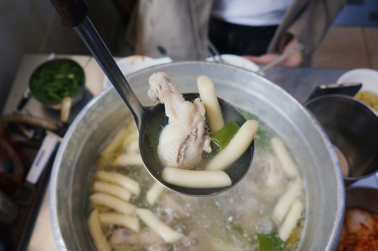Whole chicken served in a hot pot (Lee Sun-hye / The Korea Herald)