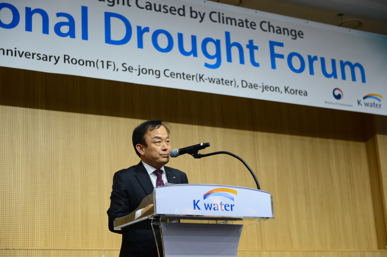 K-water CEO Lee Hak-soo delivers his speech during 2019 International Drought Forum, a conference on drought and climate change, in Daejeon, Thursday. (K-Water)