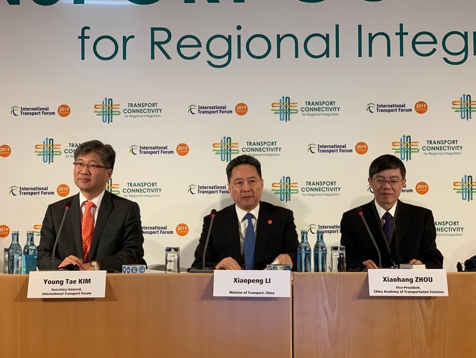 Chinese Transport Minister Li Xiaopeng (center) attends press conference at ITF 2019 held in Leipzig, Germany on Thursday. (Cho Chung-un/The Korea Herald(