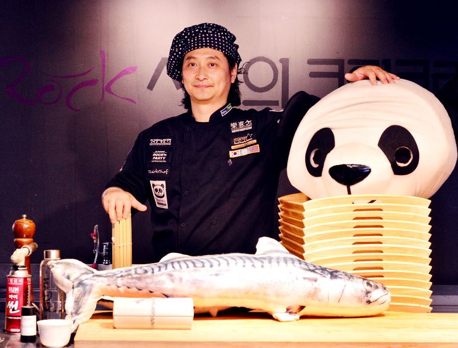 Chef Kim Rock-hun poses for a photograph at his cooking studio at Dogok-dong, southern Seoul. The panda is his mascot.  (Park Hyun-koo/The Korea Herald)