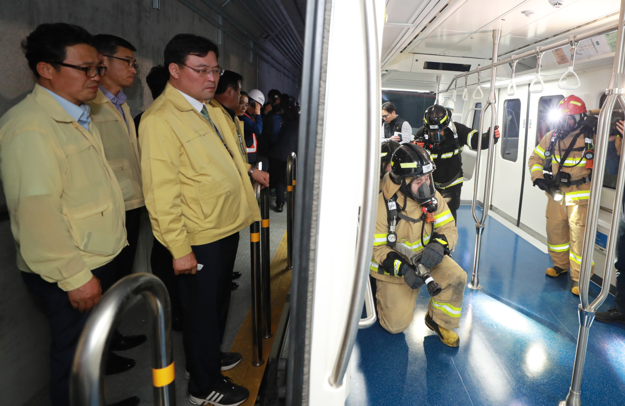 Incheon International Airport Corp. CEO Koo Bon-hwan (third from left) participates in an emergency response training drill at Terminal 1 on Thursday (Incheon International Airport)