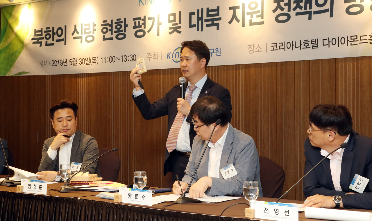 Lim Hyong-Joon, head of the World Food Program’s Korea office speaks during a roundtable held by the state-run Korea Institute for National Unification at the Koreana Hotel in Seoul on Thursday. (Yonhap)